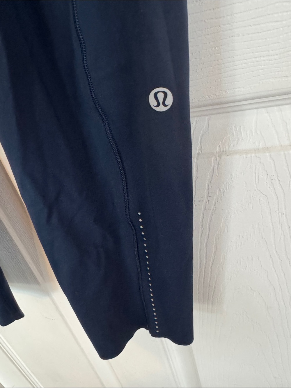 Lululemon High-Waist Navy Athletic Leggings with Side Pockets - Picture 3 of 4